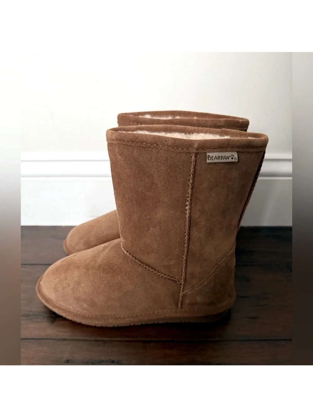 New BEARPAW Kids Brown Cozy Shearling-Lined Suede Boots - Picture 4 of 6